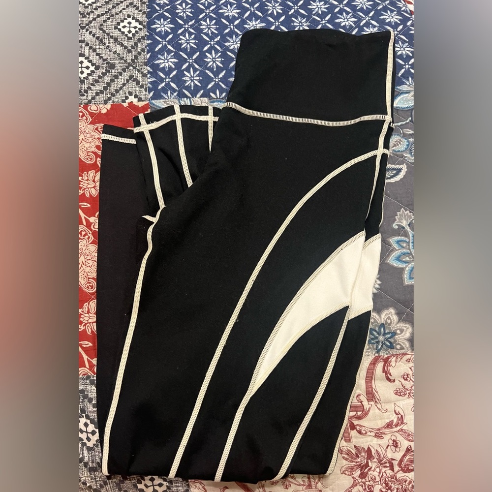 Woman’s Large MonoB black and cream ankle length leggings.